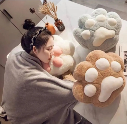 Мягкая подушка с пледом кошачья лапка 46721