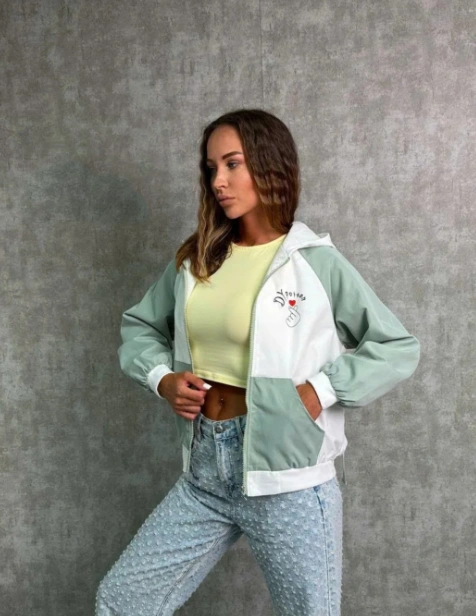 Ветровка женская