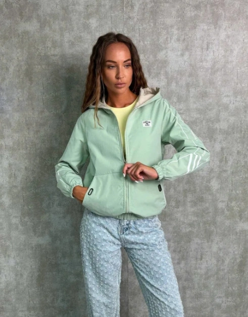 Ветровка женская